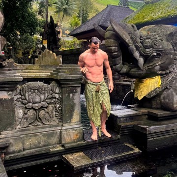Zlatan Ibrahimovic liburan di Bali dan kunjungi Pura Tirta Empul. [Instagram @imzlatanibrahimovic]